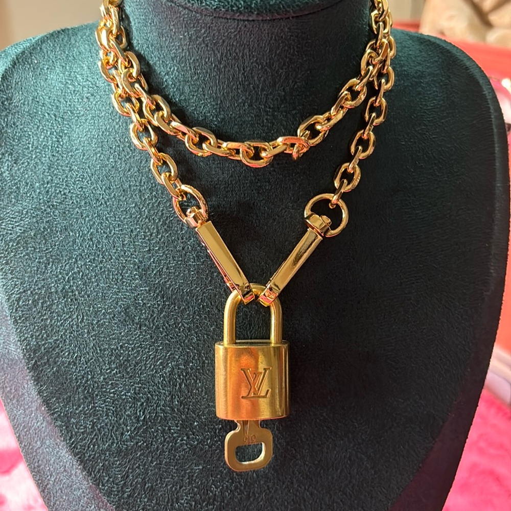 LV lock 🔐with Chain!!
